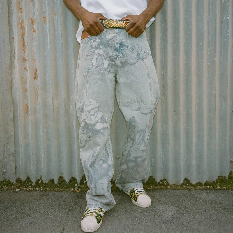 Jeans baggy motif ange porté vue de face en shooting, outfit streetwear Y2K de la marque Obsyde
