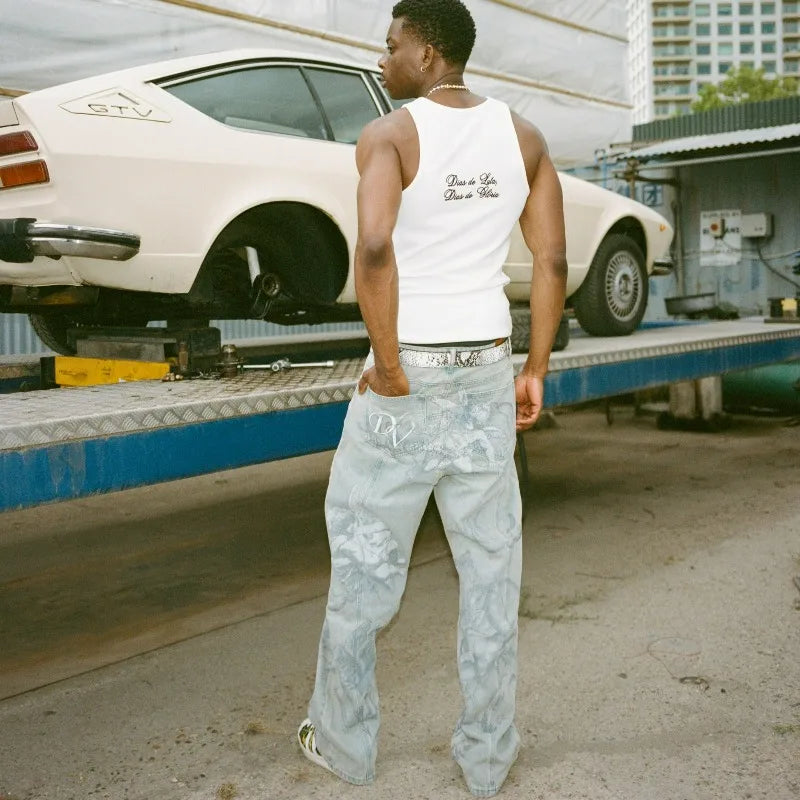 jeans vue de fond Vue de dos du jeans baggy ange porté en shooting, montrant la coupe large et les poches arrières style streetwear shooting vue de dériére